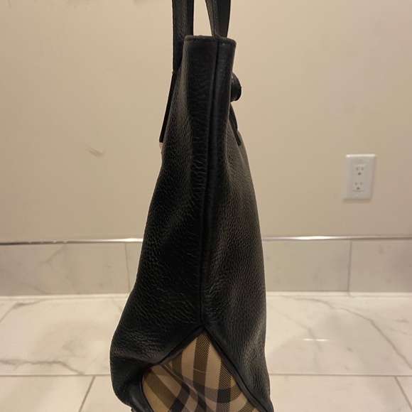 Cute Burberry bag! - Picture 3 of 5